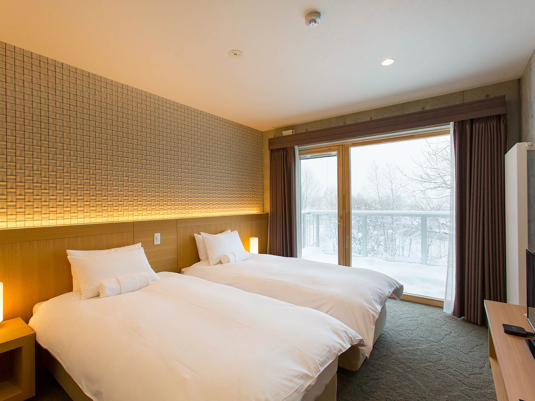 Mizunara - Master bedroom north with stunning view